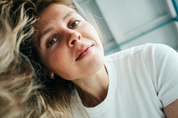 英俊的金发女人的肖像图片下载