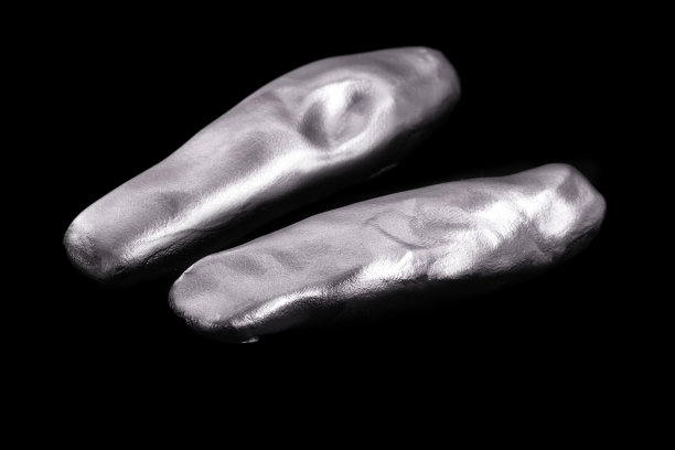 铼是一种稀有金属，从陨石中提取，用作石油精炼和高性能金属合金的催化剂。图片下载