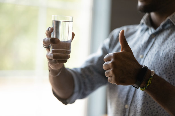 满意的混合赛跑黑人青年赞许水质图片下载