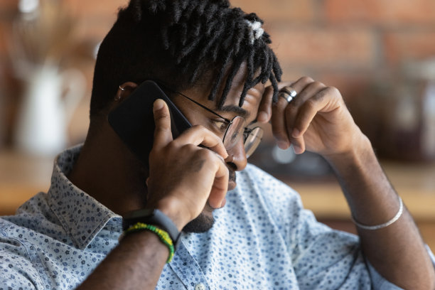 一个深思熟虑的非洲人在打电话图片下载