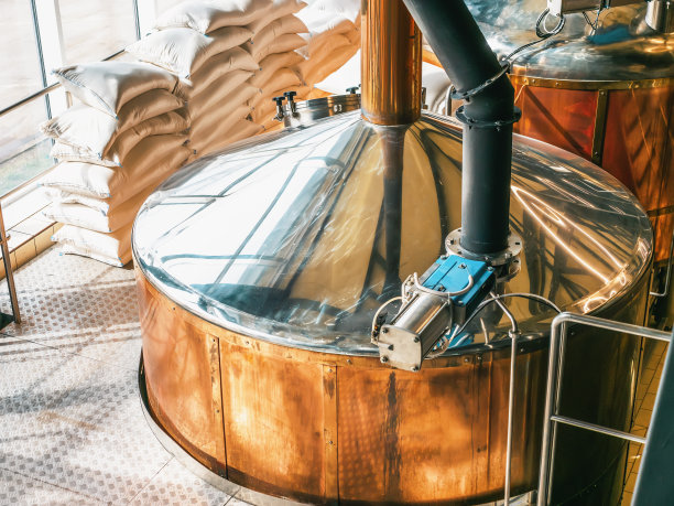 啤酒设备。啤酒制造业。圆形铜罐用于啤酒发酵和成熟图片下载