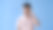亚洲男人的胡子，年轻人的一半脸是严厉和严肃的寻找什么。，蓝色背景上的孤立的室内工作室。图片下载