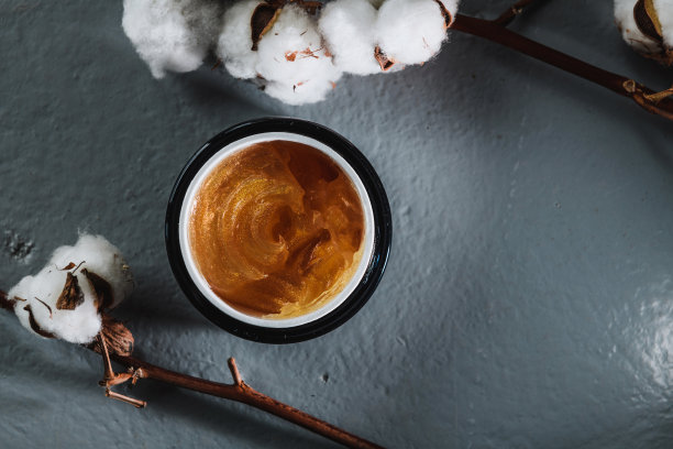 身体磨砂膏装在一个罐子里，背景有装饰图片下载