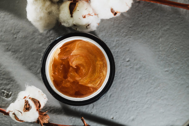 金色的身体磨砂在一个罐子的背景装饰图片下载