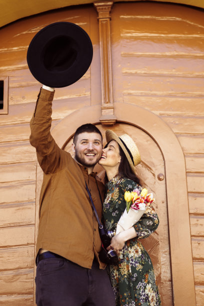 旅行夫妇探索新城市图片下载