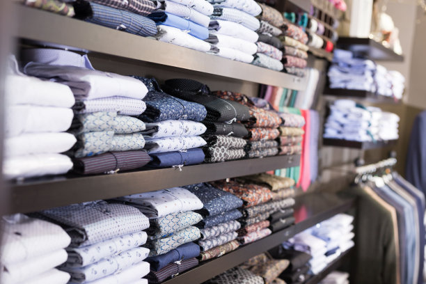 商店货架上陈列的男式衬衫图片下载