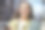 一名年轻女子在使用手机时手持笔记本电脑的肖像图片下载