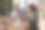 一对夫妇正在收拾行李准备搬到新家图片下载