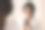 西班牙妇女穿着浴袍站在浴室里拿着智能手机图片下载