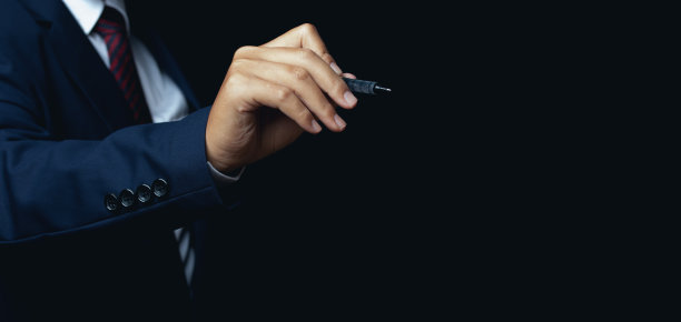 商人手写一些东西，在屏幕上画画，在空白的地方写字。图片下载