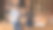 活泼的年轻夫妇在厨房里跳着迪斯科音乐图片下载