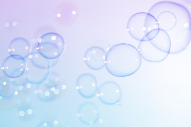 渐变彩色紫色和蓝色蓝色肥皂泡背景。肥皂泡沫使水起泡图片下载