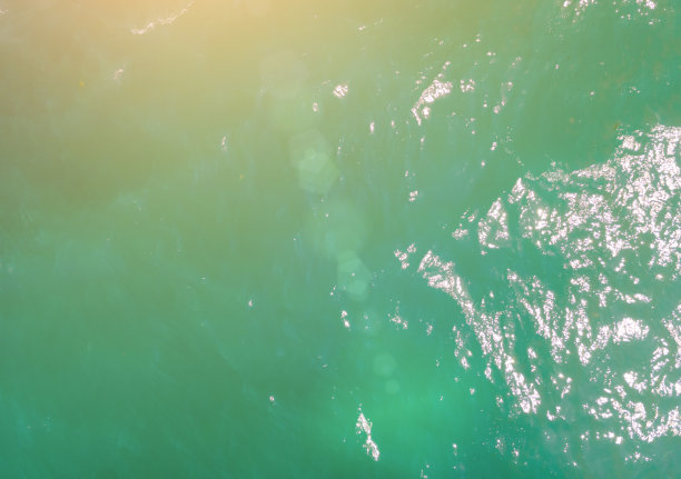 空中无人机的照片。美丽的绿松石绿色的水背景在夏天的海边。放松和旅行的概念。温暖的阳光明媚的天气。图片下载