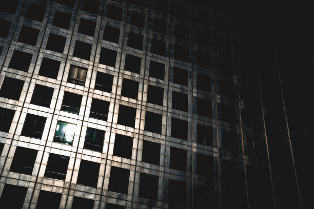 带有阳光的摩天大楼的抽象视图图片下载