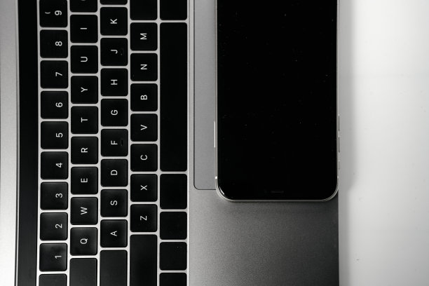 电脑，手机和放大镜在白色背景板上图片下载