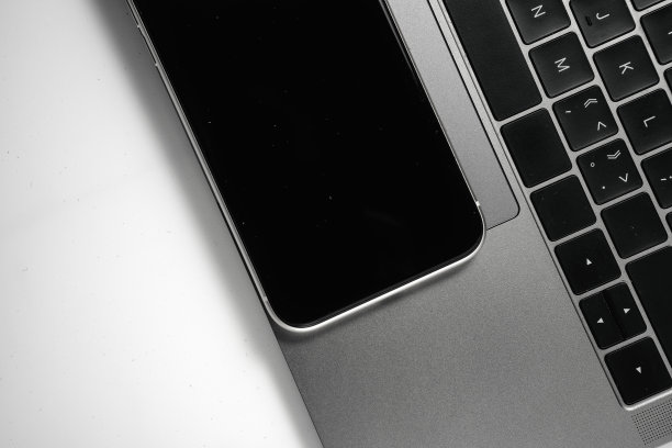 电脑，手机和放大镜在白色背景板上图片下载