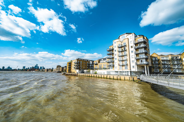 英国伦敦泰晤士河上的豪华公寓图片下载