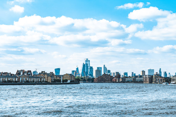 伦敦市内的摩天大楼俯瞰着泰晤士河沿岸的住宅图片下载