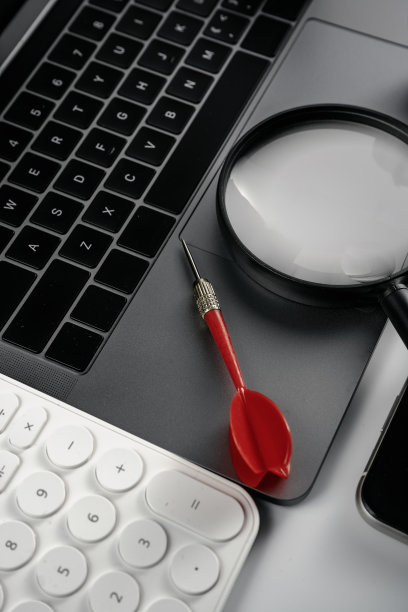 电脑在白色背景板，放大镜，飞镖，耳机和计算器图片下载