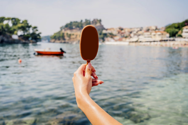 女人握着冰淇淋的手图片下载