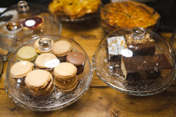 咖啡店里的马卡龙和蛋糕图片下载