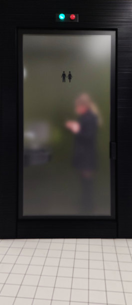 无法辨认的女性智能手机剪影图片下载