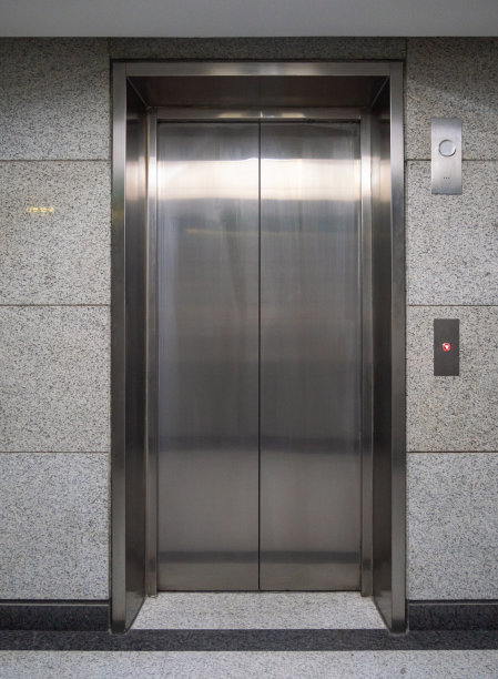 大楼内电梯的正面特写图片下载