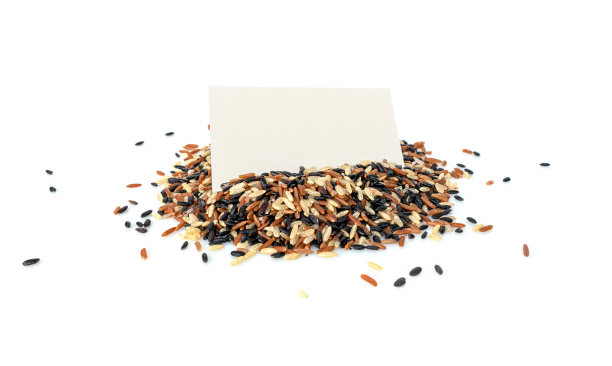 一堆混合的米与空白纸隔离在白色图片下载