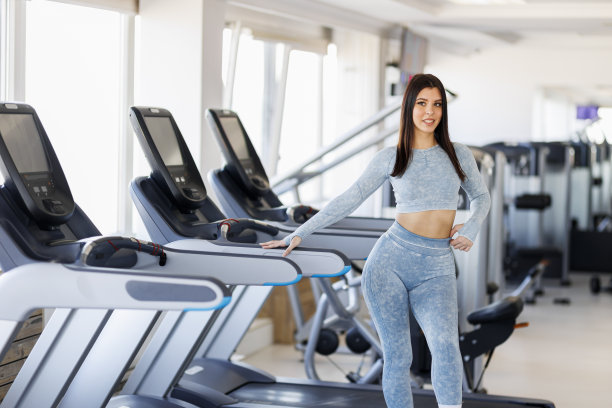 一个在健身房工作的年轻女人的照片图片下载