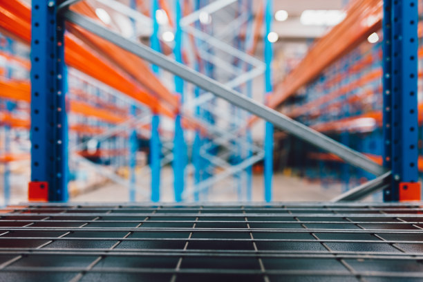 仓库角落里的照片，空无一人。图片下载