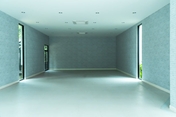 空厅房间，砖墙，门窗装饰背景。小型空空荡荡的展览室设计，白色砖墙和天花板上安装了通风口的空调图片下载