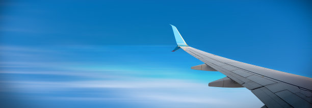 商业飞机在晴朗的蓝天下飞行图片下载