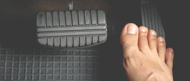 踩上汽车的加速器，高速行驶会引起事故。图片下载