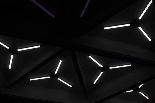 灯在天花板上。光在黑暗。光条纹。图片下载