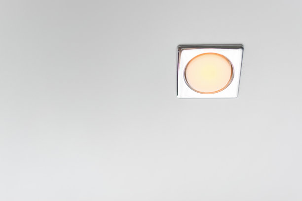 天花板上的LED圆形灯泡更换后工作灯更换自己做的概念图片下载