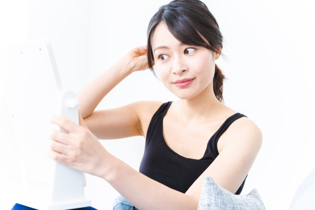 年轻女子正在放松，做头发图片下载