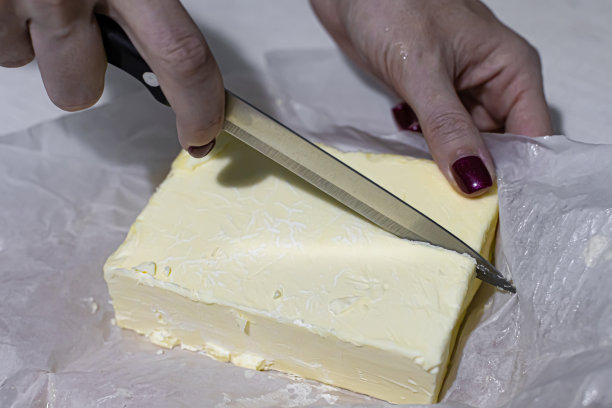 用刀切的一大块黄油图片下载