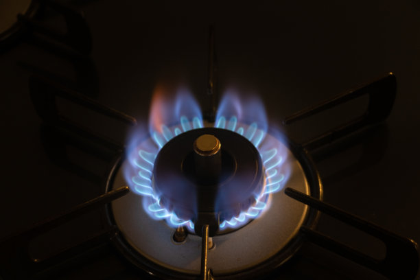 煤气炉在黑暗中发出蓝色的火焰图片下载