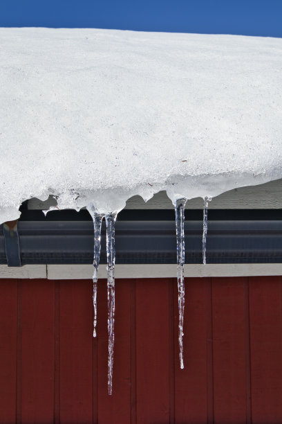 清晰的冰柱悬挂在屋顶上图片下载
