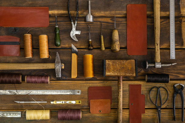 俯视图材料和仪器在切割垫子上砍测量皮革工作细节图片下载