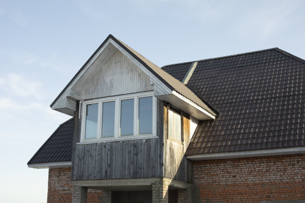 乡村房子的屋顶。乡村小镇的建筑。图片下载