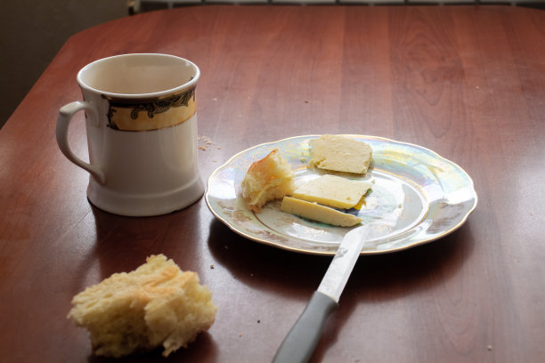 禁食。桌上有奶酪和面包图片下载