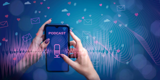 女性的手与智能手机麦克风图标和文字播客的背景图形图标的喜欢，字母，话题标签。博客的概念，虚拟交流，社交网络图片下载
