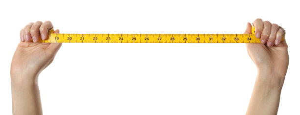 白色背景上拿着黄色卷尺的女人，特写镜头图片下载