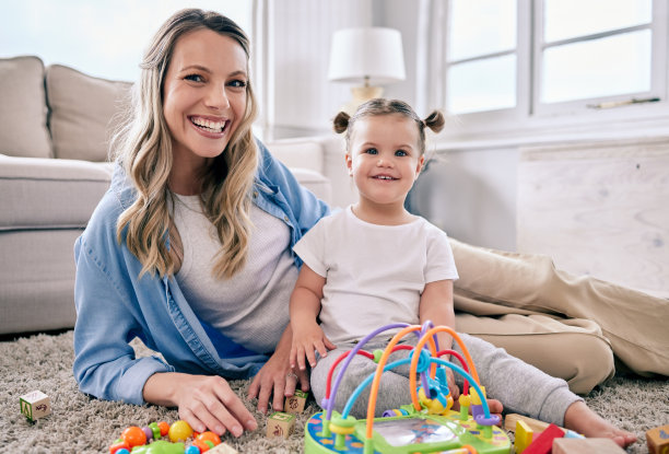 一张妈妈坐在女儿身边玩玩具的照片图片下载