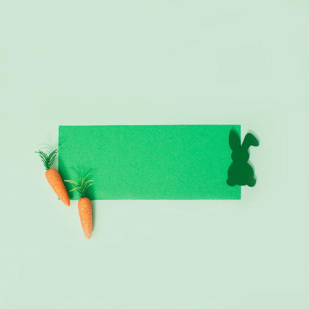 快乐的复活节横幅与胡萝卜图案和兔子在大胆的绿卡。简约的复活节假期概念上流行的柔和的绿色背景。贺卡，促销或购物模板的想法。图片下载