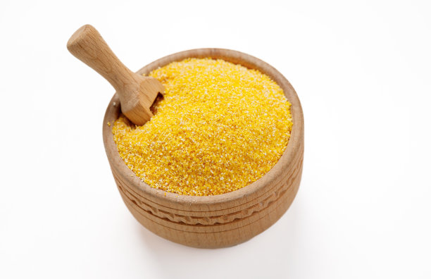 在白色的背景下，碗和袋子里的玉米粒被孤立起来。高质量的照片图片下载