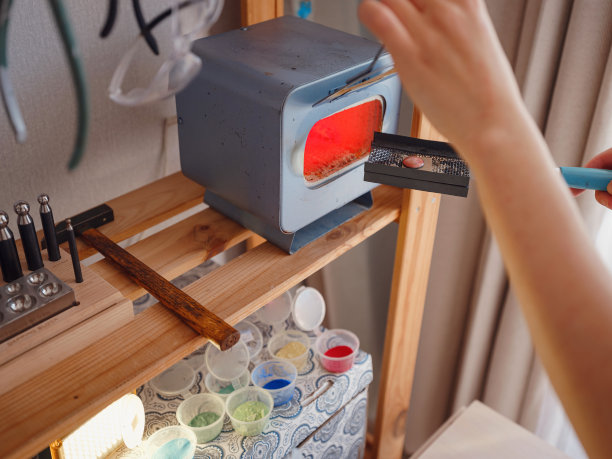 珠宝设计师的工作场所在家里。图片下载