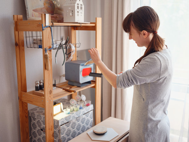 珠宝设计师的工作场所在家里。图片下载