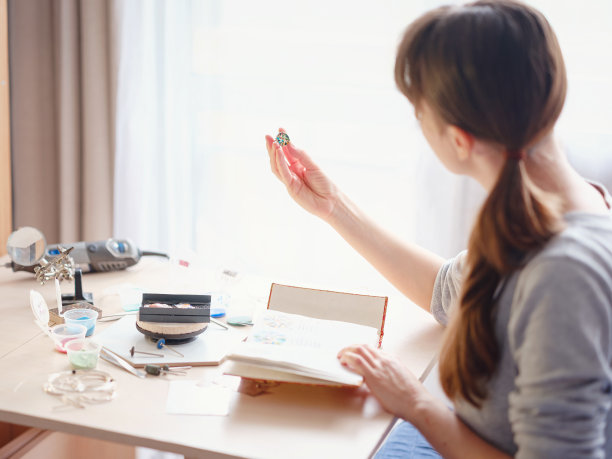 珠宝设计师的工作场所在家里。图片下载